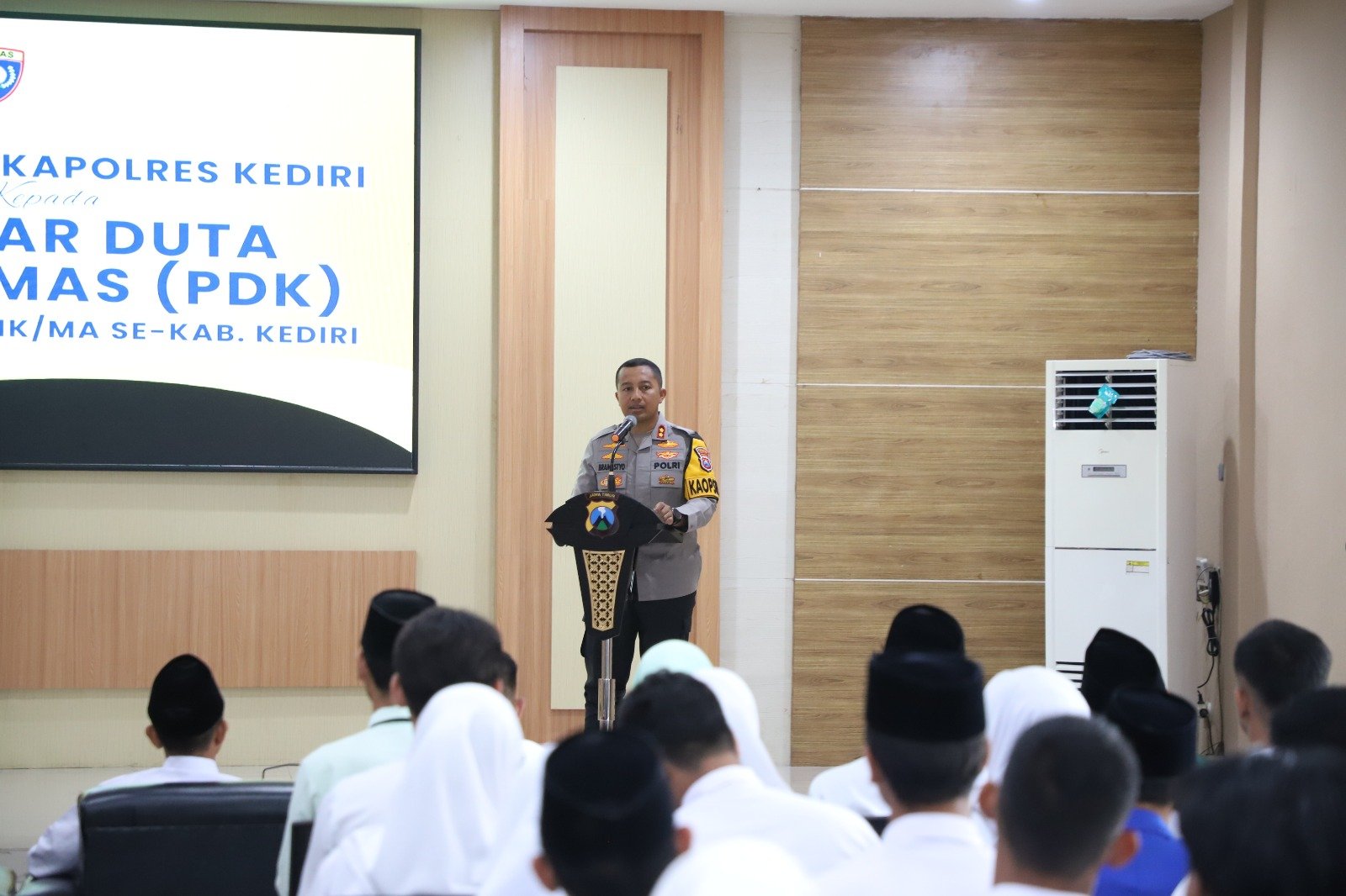 Pelajar Duta Kamtibmas (PDK) mengikuti pembekalan yang digelar Polres Kediri di Aula Wicaksana Laghawa Mapolres Kediri