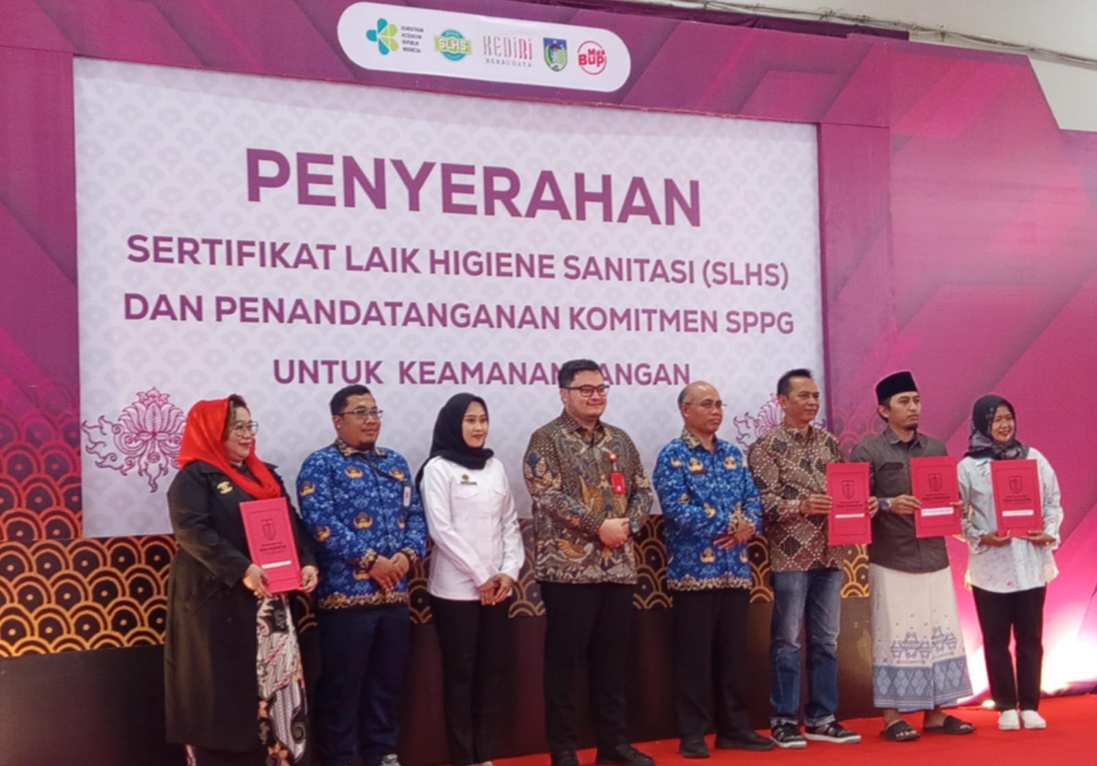 Mas Dhito saat foto bersama usai kegiatan, Selasa (28/10/2025) (Foto : Chandra Nurcahyo)