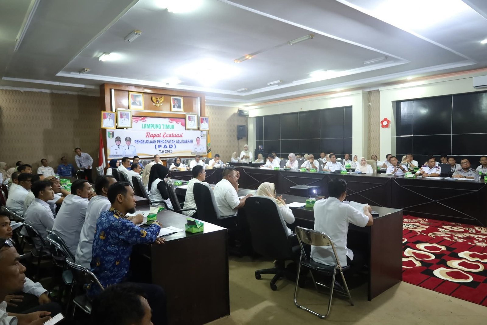 Rapat Evaluasi Pengelolaan Pendapatan Asli Daerah (PAD) Tahun Anggaran 2025, yang berlangsung di Aula Sekretariat Daerah Kabupaten Lampung Timur