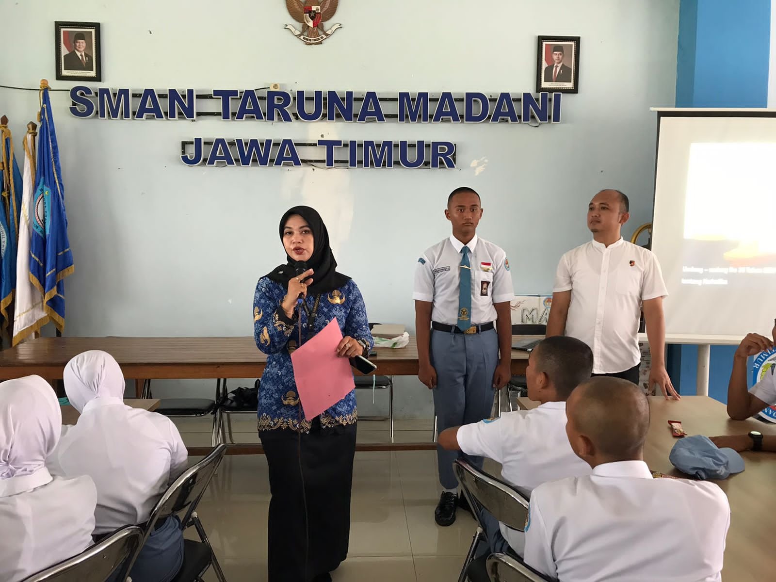 Satresnarkoba Polres Pasuruan dan BNNK Gelar Sosialisasi Bahaya Narkoba di SMAN Taruna Madani Bangil