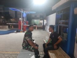 Babinsa Koramil 0820/12 Kraksaan Laksanakan Patroli Malam, Bangun Keakraban dengan Warga