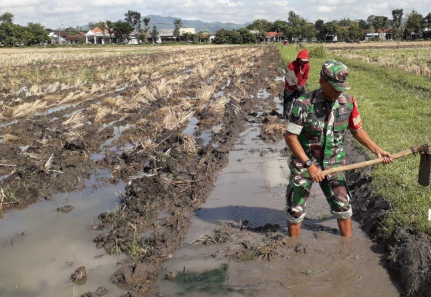 membantu petani warga binaan merapikan pematang sawah di wilayah Desa Gedangsewu, Kecamatan Boyolangu, Kabupaten Tulungagung,