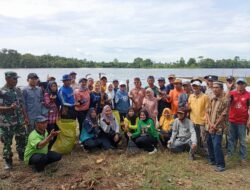 Bupati Ela Siti Nuryamah Bersama Warga Bersih Bersih Taman Wisata Beringin Indah