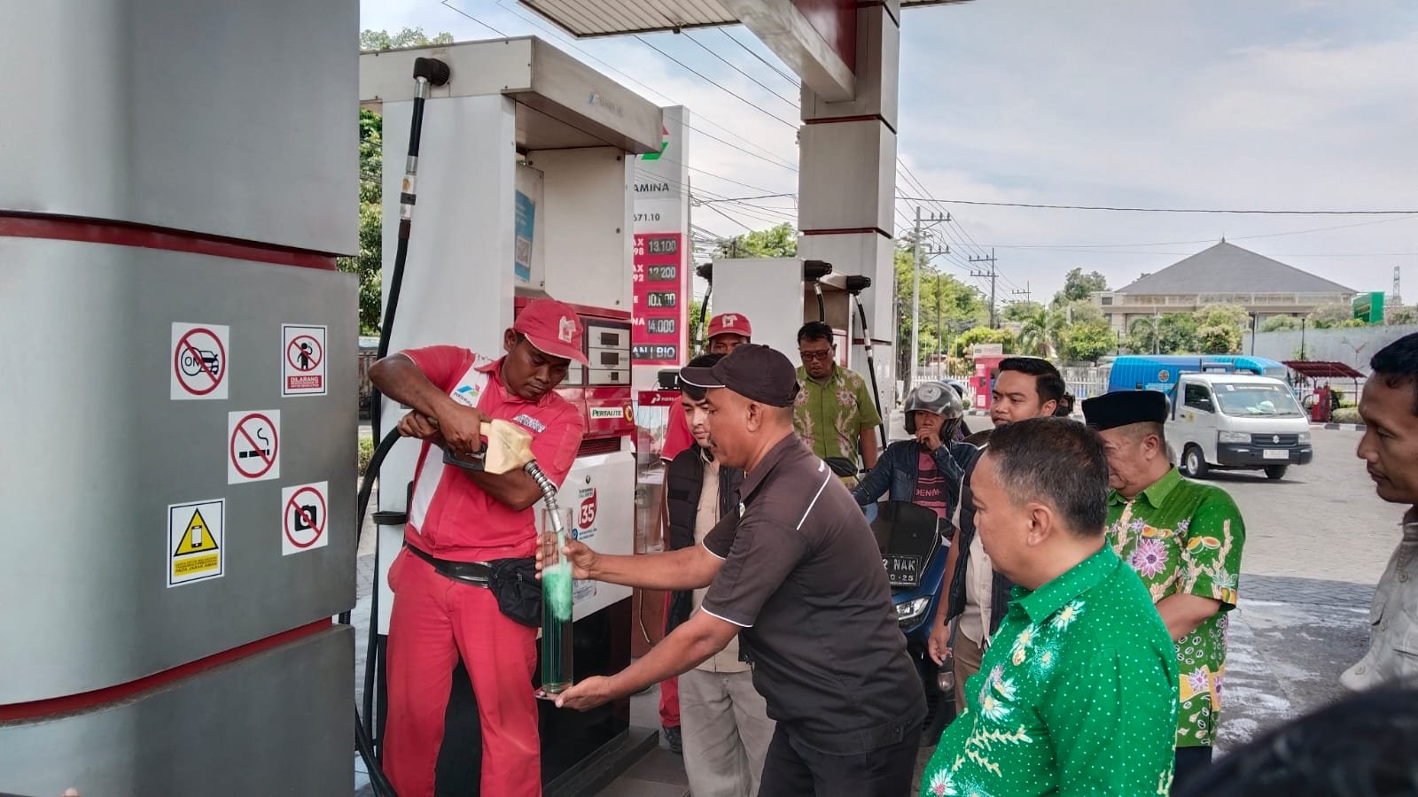 Polres Pasuruan bersama Dinas Perindustrian dan Perdagangan (Disperindag) melakukan inspeksi mendadak (sidak)