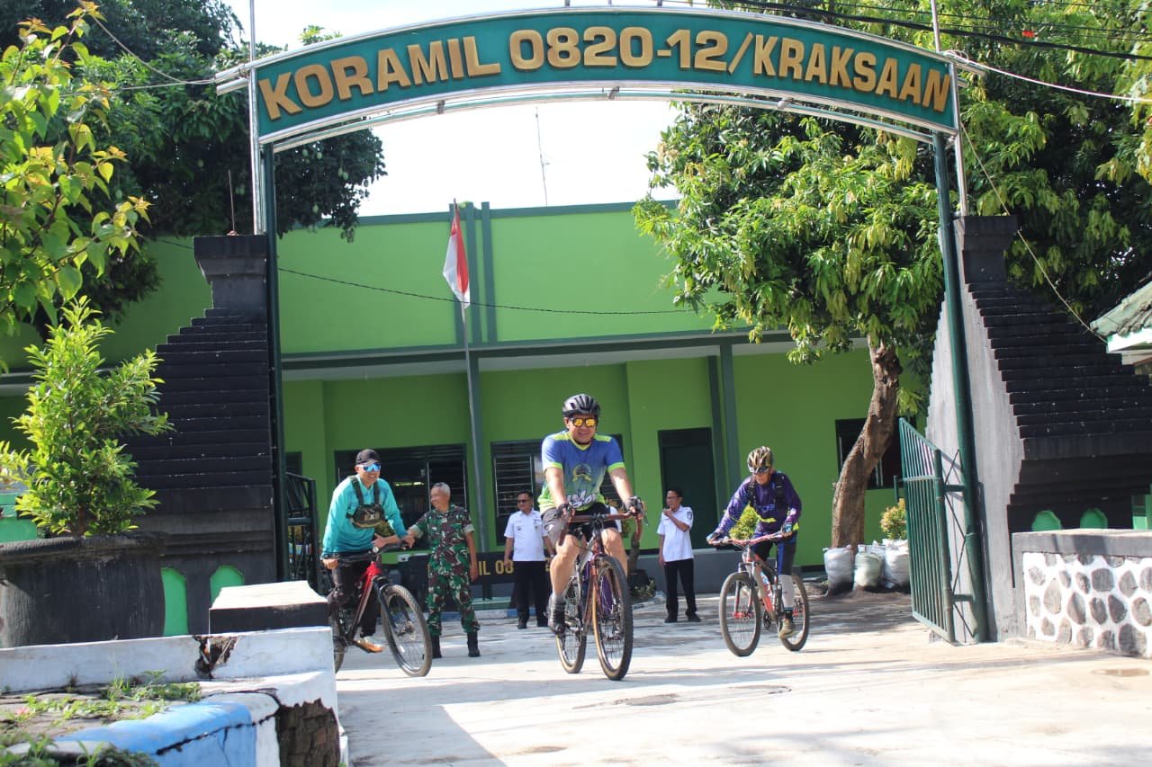 Letkol Arh Iwan Hermaya memimpin langsung pelaksanaan kegiatan gowes bersama dengan sejumlah perwakilan perwira staf serta jajaran Muspika Kecamatan Kraksaan,