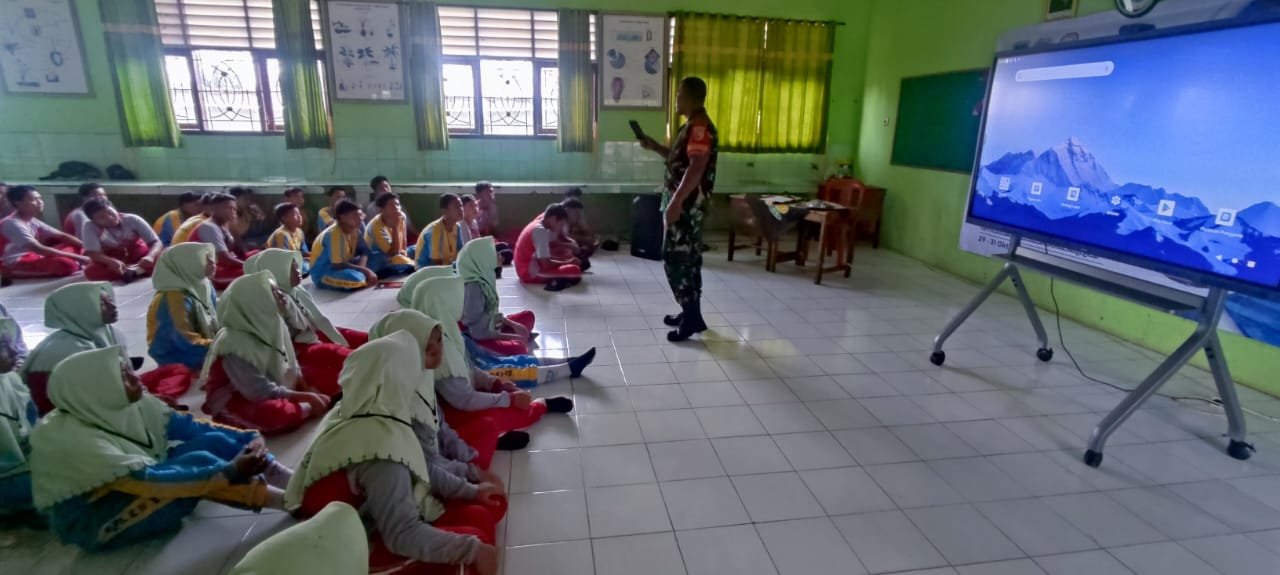 Babinsa Ramil 0819/04 Kejayan melaksanakan kegiatan LDKS (Latihan Dasar Kepemimpinan Siswa
