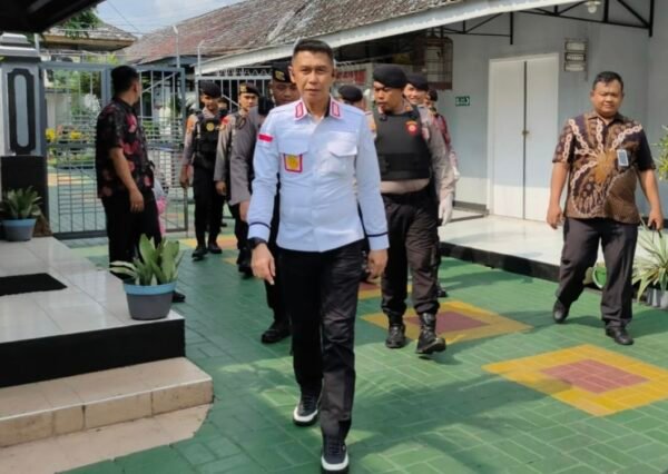 Pastikan Lapas Bebas Barang Terlarang, Kalapas Jember Pimpin Razia