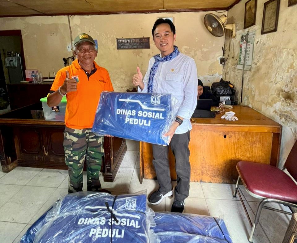 Kevin Wu Kembali Kunjungi Lokasi Kebakaran Tangki, Bantu Warga Bersihkan Puing dan Salurkan Bantuan