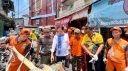 Kevin Wu Kembali Kunjungi Lokasi Kebakaran Tangki, Bantu Warga Bersihkan Puing dan Salurkan Bantuan