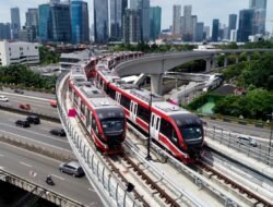 Penumpang LRT Dievakuasi dengan Berjalan Kaki, Begini Tanggapan KAI