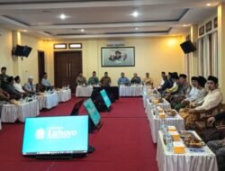 Pengasuh Ponpes Lirboyo Desak Chairul Tanjung Minta Maaf