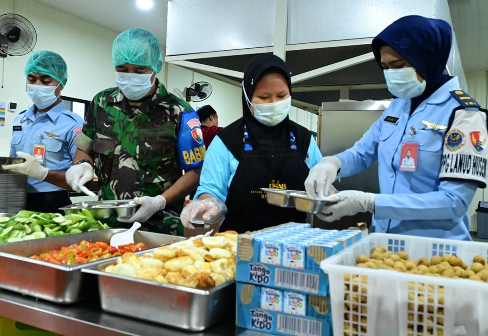 Personel Lanud Husein Sastranegara Kawal dan Distribusikan MBG