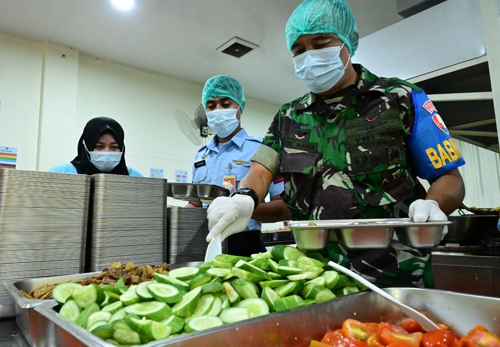 Personel Lanud Husein Sastranegara Kawal dan Distribusikan MBG