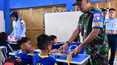 Personel Lanud Husein Sastranegara Kawal dan Distribusikan MBG