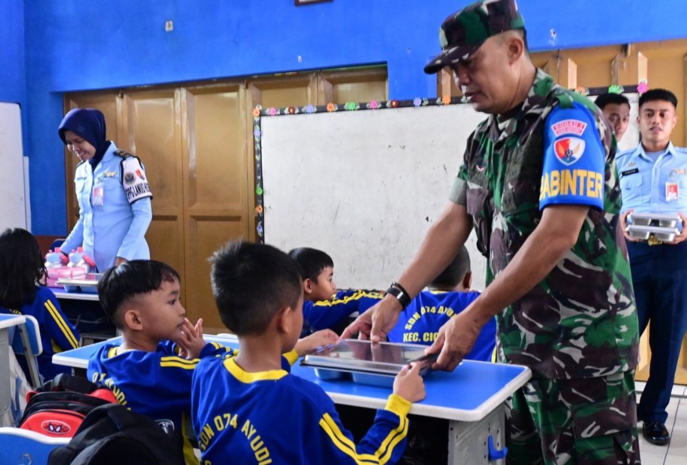 Personel Lanud Husein Sastranegara Kawal dan Distribusikan MBG