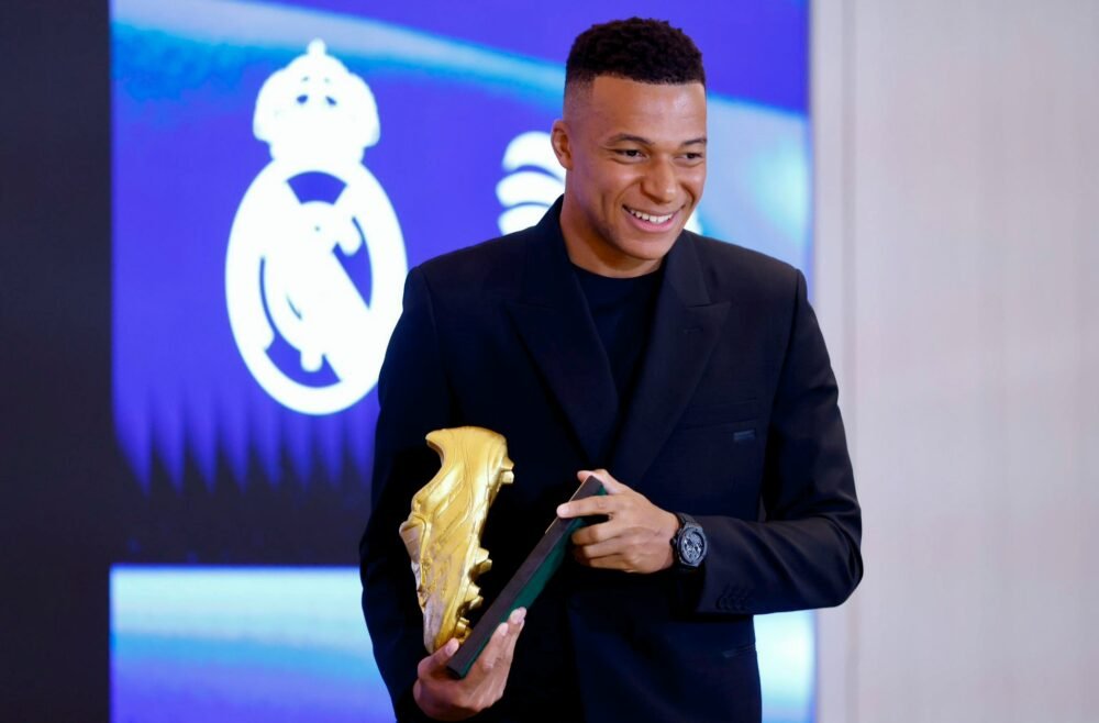 Mbappe Real Madrid Raih Sepatu Emas