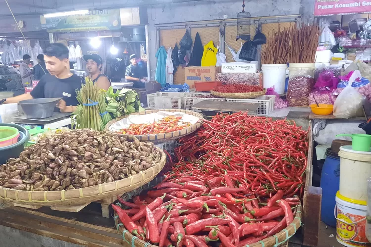 Pedagang di Bandung Bertahan Hidup di Tengah Fluktuasi Harga Pangan
