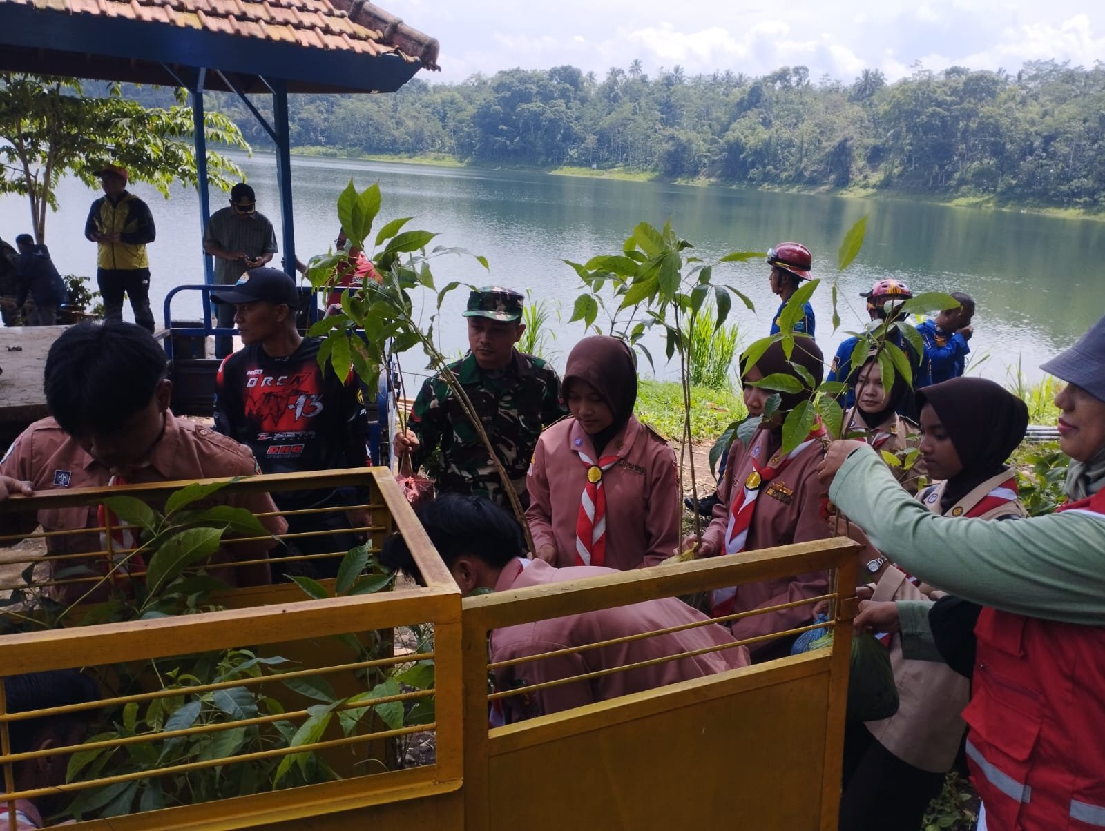 Palang Merah Indonesia (PMI) Kabupaten Probolinggo menggelar Gerakan Hijau di kawasan wisata Ranu Segaran, Kecamatan Tiris,