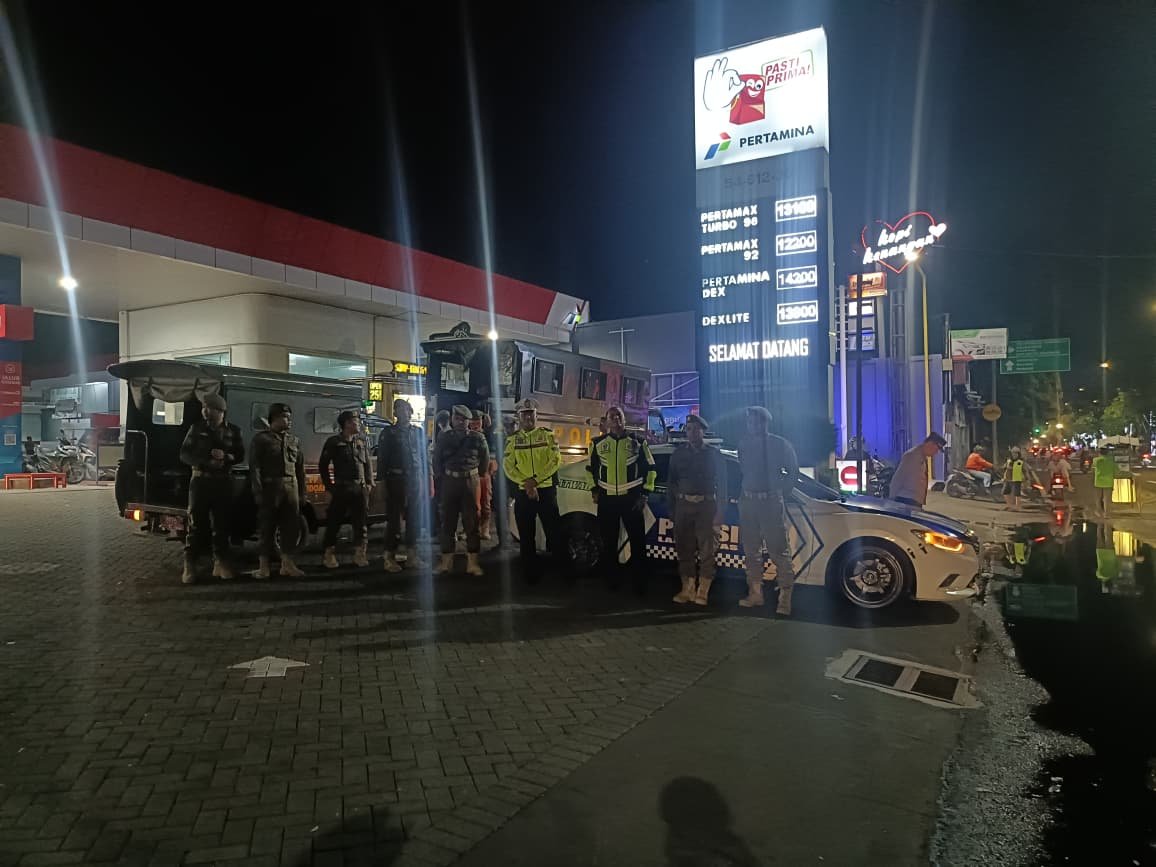 Polresta Sidoarjo bersama Kodim 0816 Sidoarjo dan Satpol PP menggelar patroli gabungan