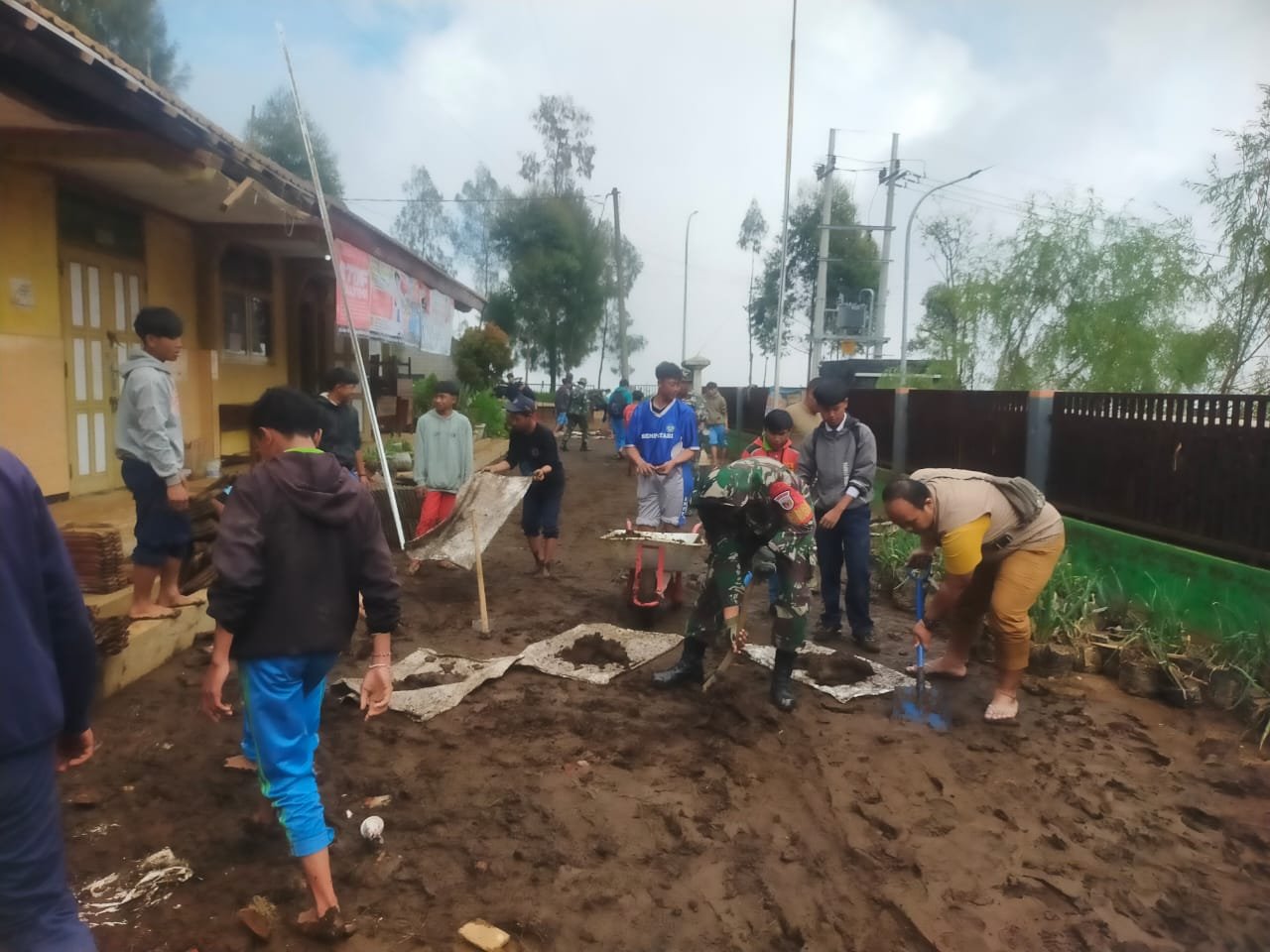 membersihkan halaman sekolah dengan dibantu para guru dan siswa SMPN 4 Tosari