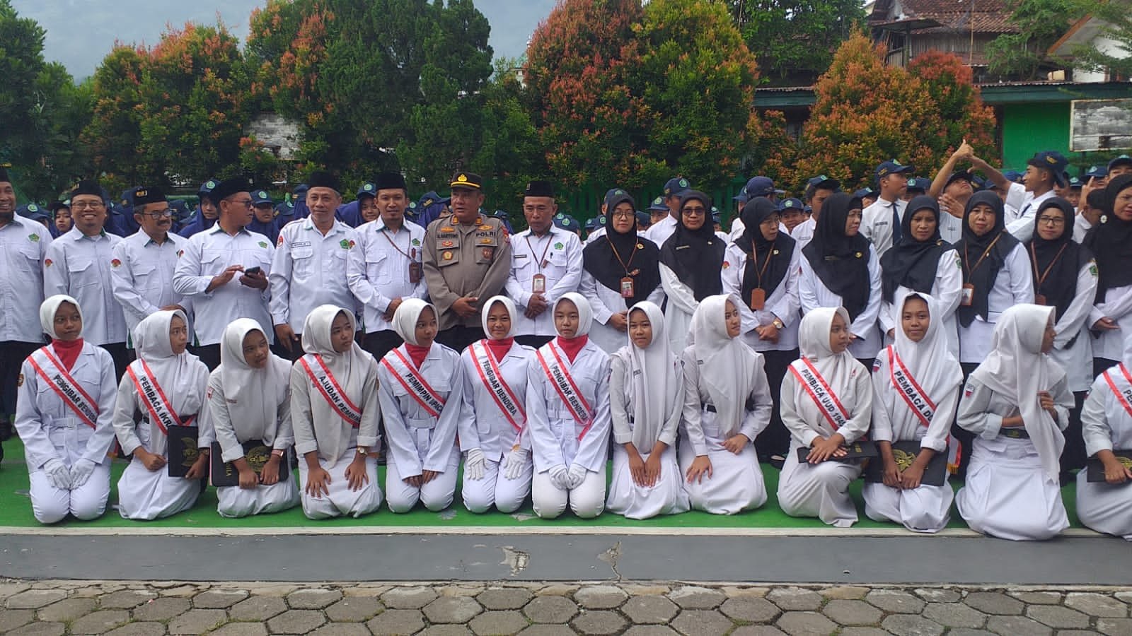 Kapolsek Prigen AKP Hartono, S.Pd. menjadi pembina upacara bendera di MTsN 3 Pasuruan, Desa Lumbangrejo