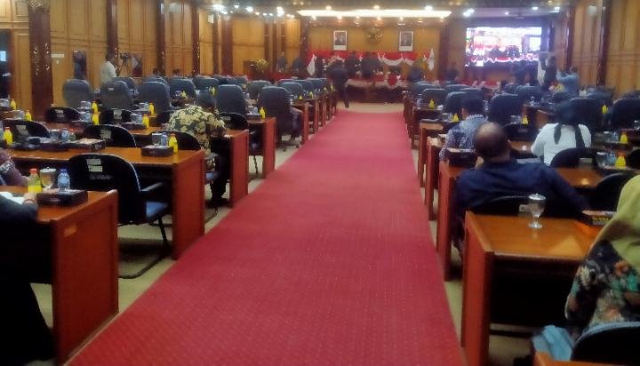 DPRD) Kabupaten Sidoarjo kembali menggelar dua agenda penting pada Sabtu (1/11/2025), yakni Rapat Paripurna penyampaian pandangan umum fraksi terhadap Rancangan Peraturan Daerah (Raperda) Perubahan atas Perda Nomor 1 Tahun 2024 tentang Pajak Daerah dan Retribusi Daerah,