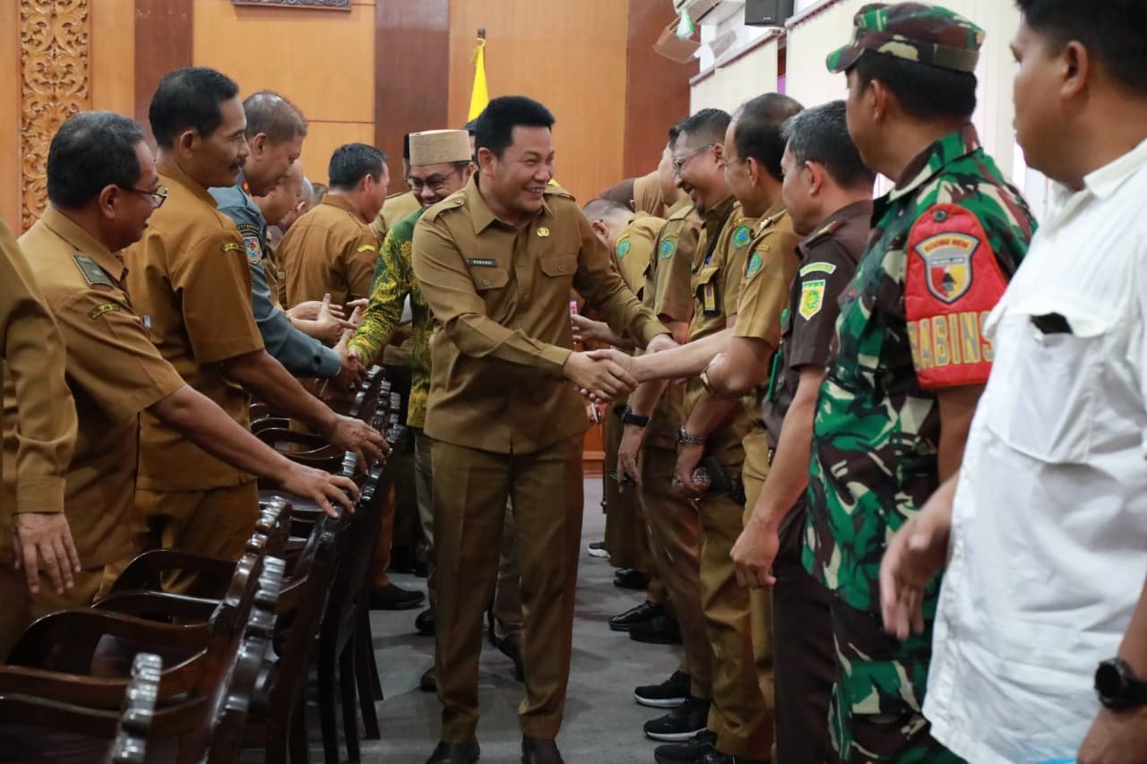 bupati saat memberikan arahan pada rapat Pilkades Tahun 2026 di Opsroom Setda Kab. Sidoarjo