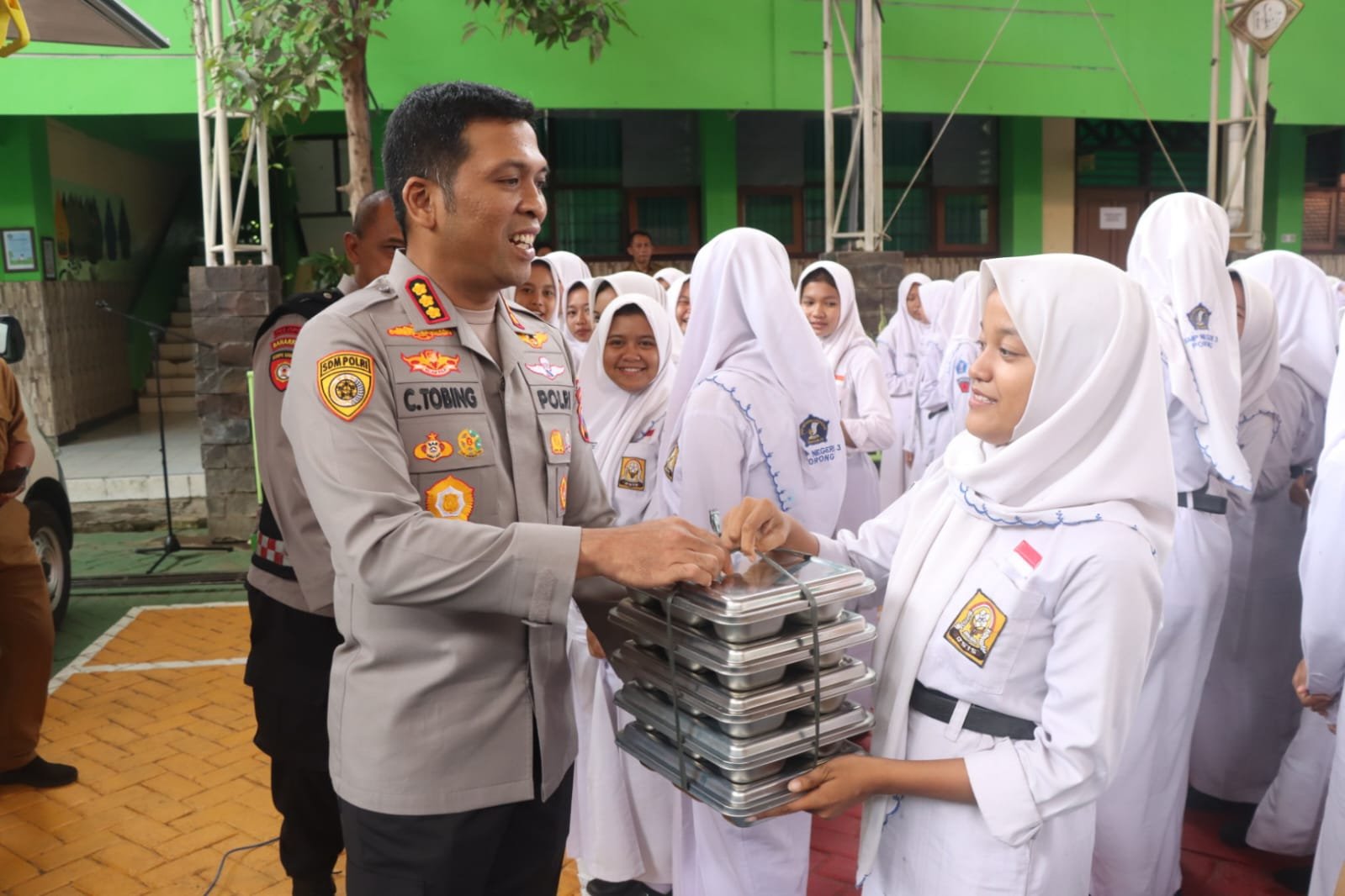 Kapolresta Sidoarjo Kombes. Pol. Christian Tobing turun langsung mengecek pendistribusian Makan Bergizi Gratis (MBG) di SMPN 3 Porong