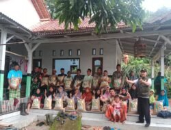 Babinsa Koramil 0820/23 Gading Dampingi Pembagian Bibit Padi kepada Kelompok Tani Makmur di Desa Duren