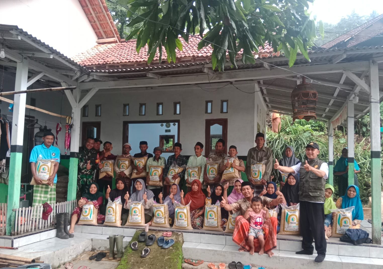 Babinsa Koramil 0820/23 Gading Pelda Sa’adi Wijaya melaksanakan pendampingan kegiatan pembagian bibit padi kepada Kelompok Tani Makmur di Desa Duren