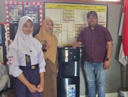 Komite SMP Negeri 4 Pasuruan Serahkan Dispenser untuk Dukung Program GEMASH