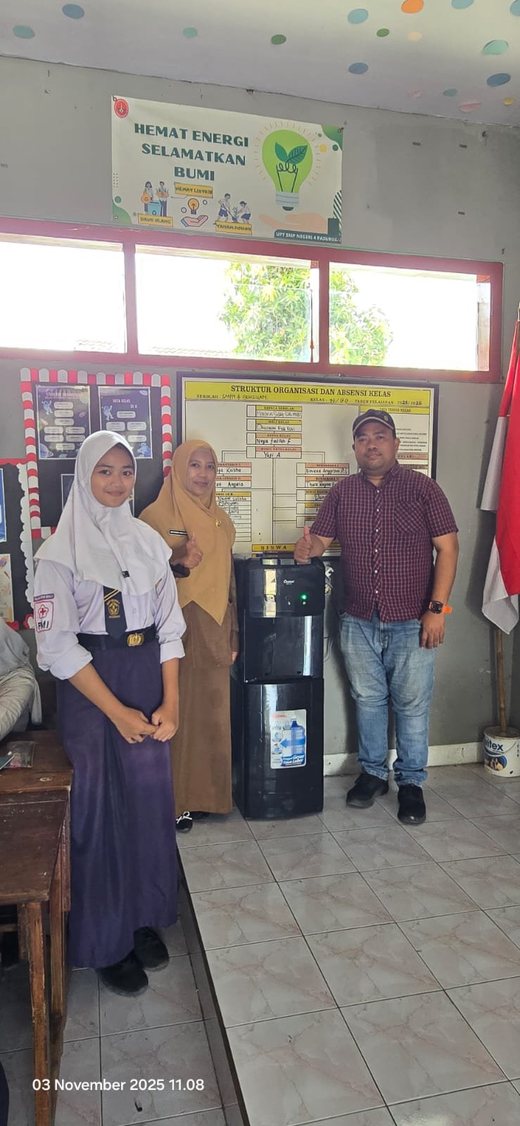 Komite Sekolah SMP Negeri 4 Pasuruan kembali menunjukkan komitmennya dalam mewujudkan lingkungan sekolah yang sehat dan berkarakter. Pada Senin, 3 November 2025, Komite Sekolah secara resmi menyerahkan bantuan dispenser air dan galon mineral kepada pihak sekolah