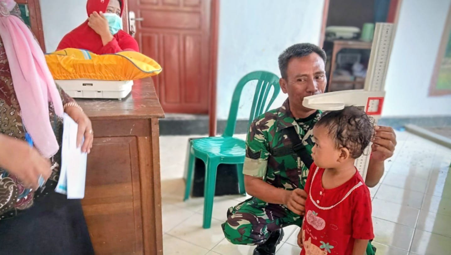 kegiatan pendampingan Posyandu bersama bidan desa dan para kader kesehatan di Kantor Desa Pohsangit Tengah