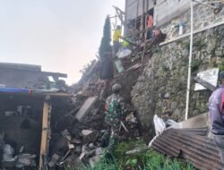 Babinsa 0819/26 Laksanakan Kegiatan Kerja Bhakti Membersihkan Puing Puing Rumah Akibat Tanah Longsor