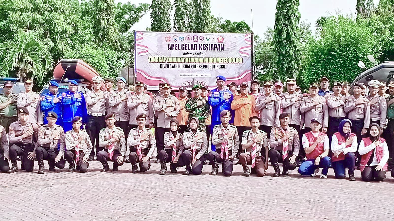 apel gelar pasukan tanggap darurat bencana Hidrometeorologi yang melibatkan berbagai unsur di halaman Mapolres Probolinggo