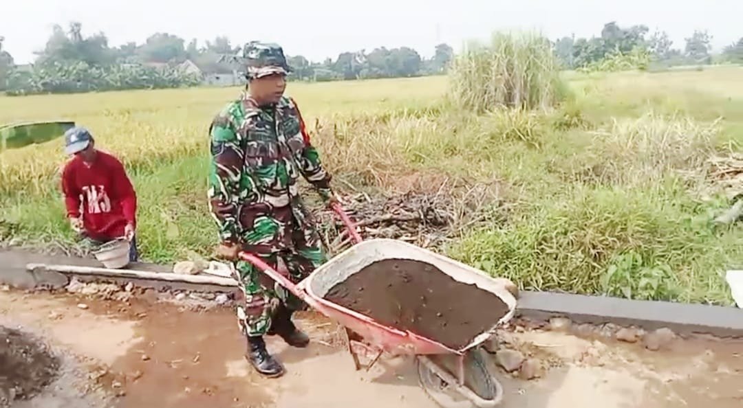 kerja bakti memperbaiki plengsengan saluran air menuju area persawahan di Kecamatan Beji