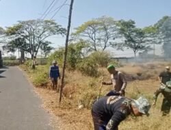 Wujudkan Lingkungan yang Bersih dan Nyaman, Babinsa dan Warga Desa Krengih Gotong Royong Bersihkan Jalan