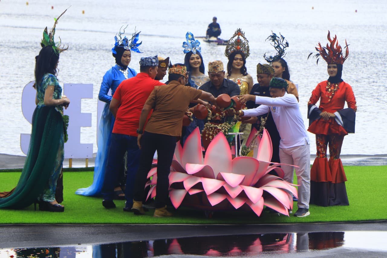 Grand Opening Unity Of Seven Lakes 2025 di Danau Ranu Segaran, Desa Segaran, Kecamatan Tiris,