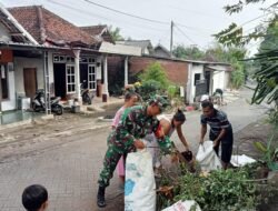 Kekompakan TNI dan Warga dalam Menjaga Kebersihan Lingkungan