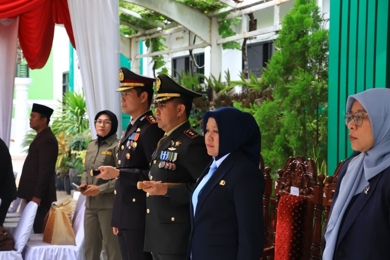 pelaksanaan upacara memperingati Hari Pahlawan di halaman Kantor Wali Kota Probolinggo