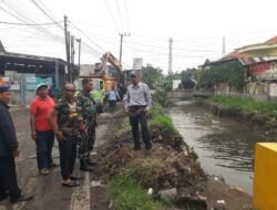 Babinsa Legok Dampingi Warga Bersihkan Sungai Wiyati, Cegah Banjir dan Lestarikan Lingkungan