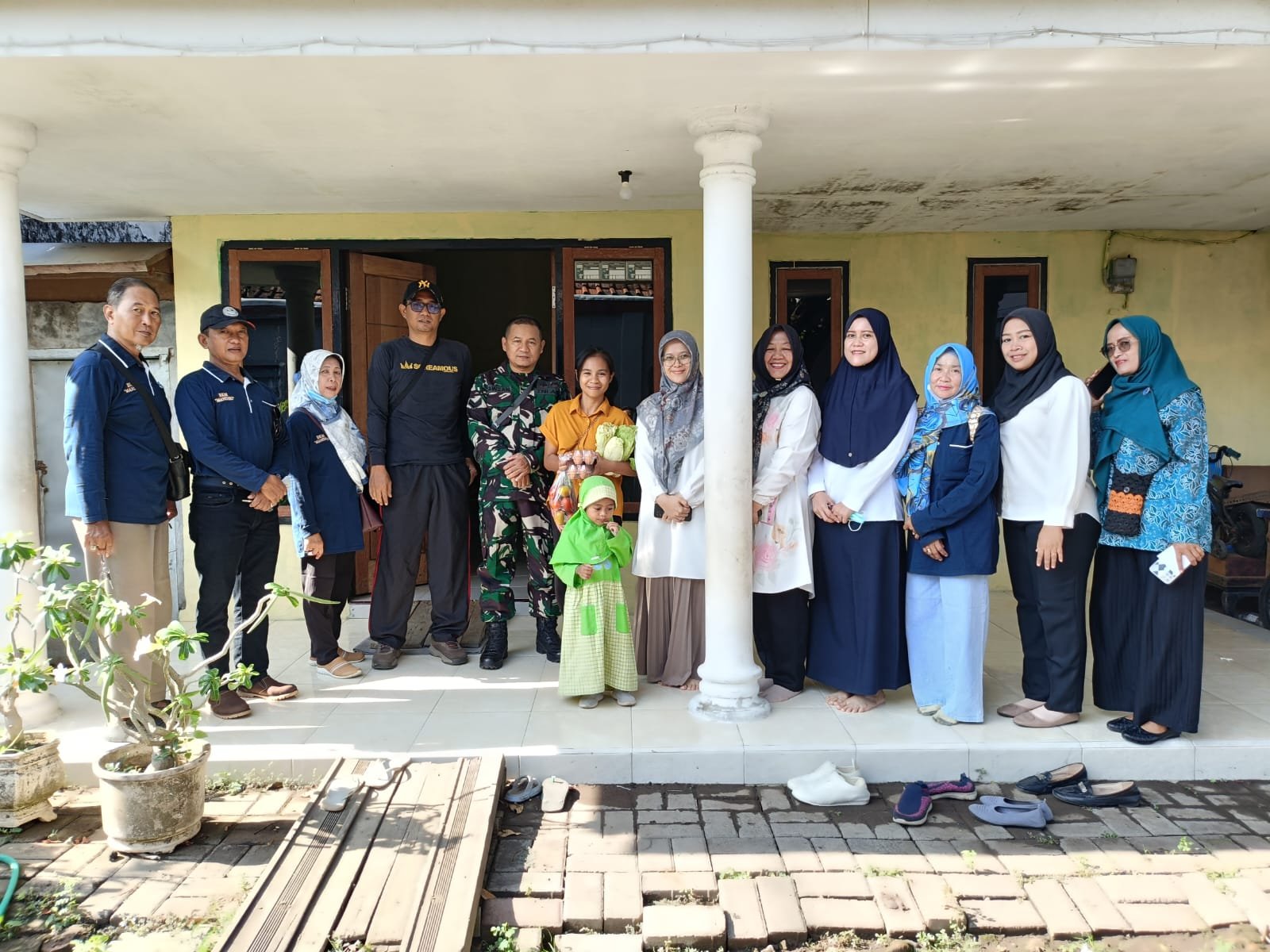 Penyaluran bantuan berlangsung di lingkungan Kelurahan Wiroborang