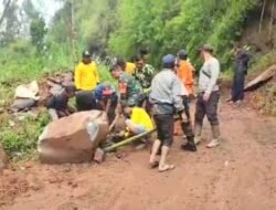 Babinsa dan Warga Keduwung Gotong Royong Bersihkan Longsor yang Tutup Akses Jalan