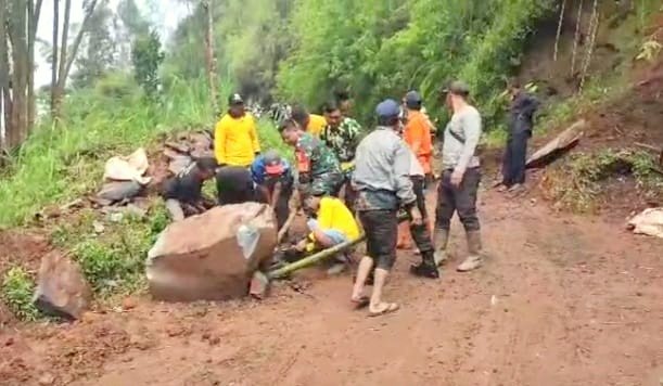 Koramil 0819/16 Puspo bersama masyarakat bahu-membahu membersihkan material longsor