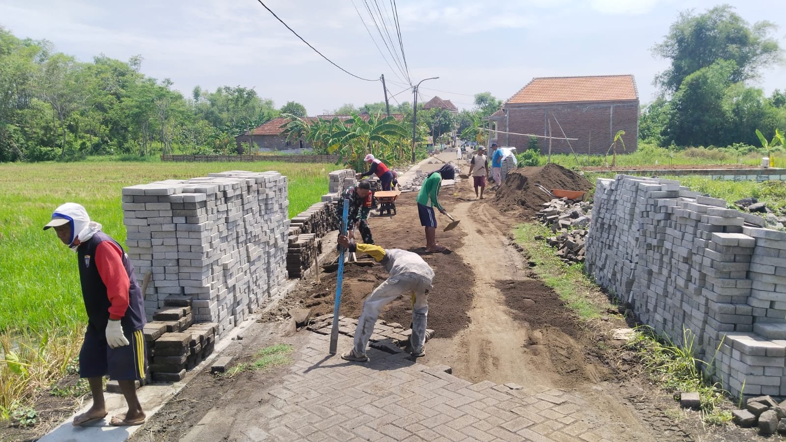 kegiatan Karya Bhakti pemasangan paving block di jalan lingkungan