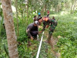Peduli Warga, Babinsa Koramil 0819/20 Gempol Bersama Masyarakat Perbaiki Pipa Air Bersih di Wonosunyo.