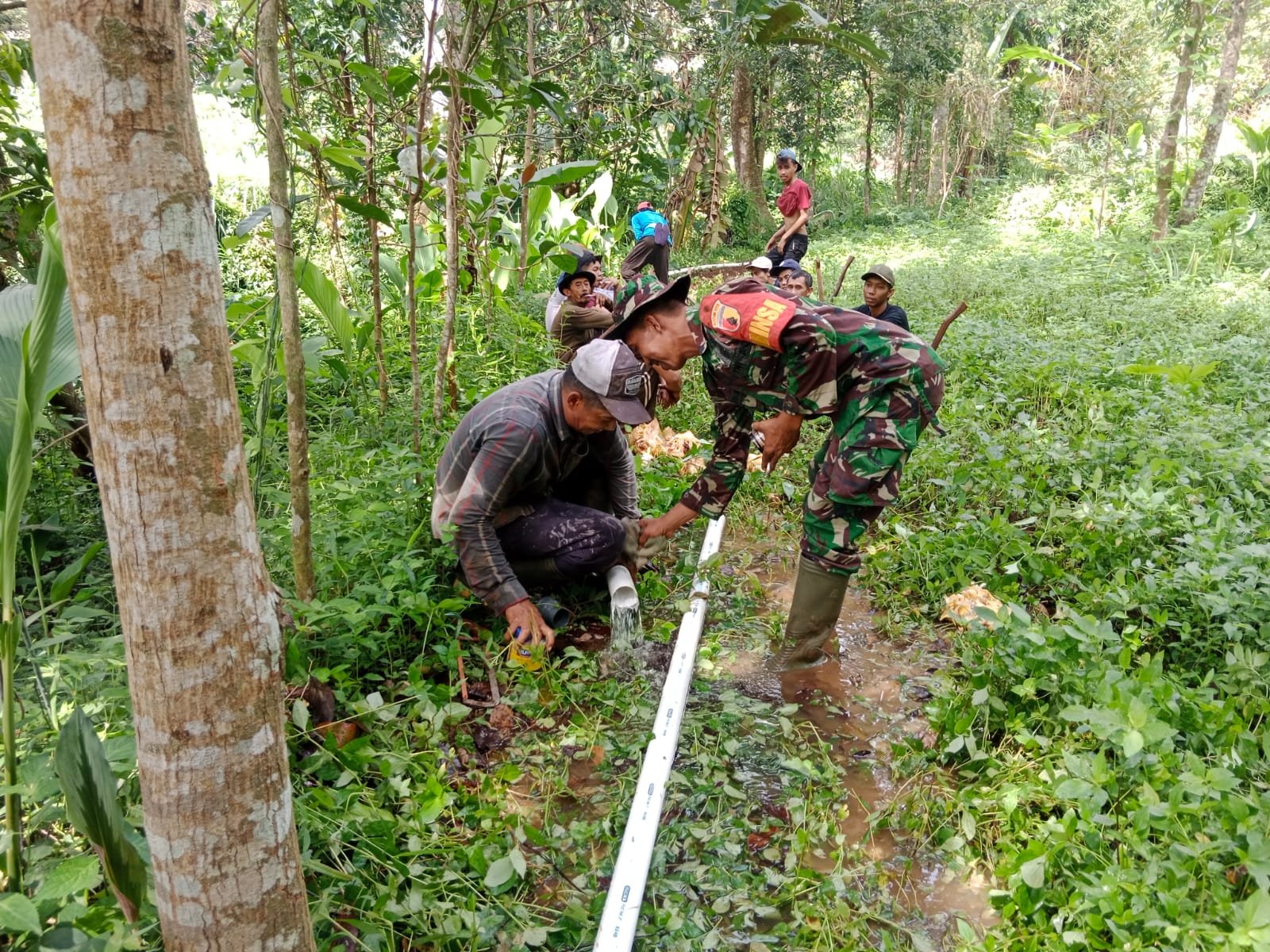 Peduli Warga, Babinsa Koramil 0819/20 Gempol Bersama Masyarakat Perbaiki Pipa Air Bersih di Wonosunyo.