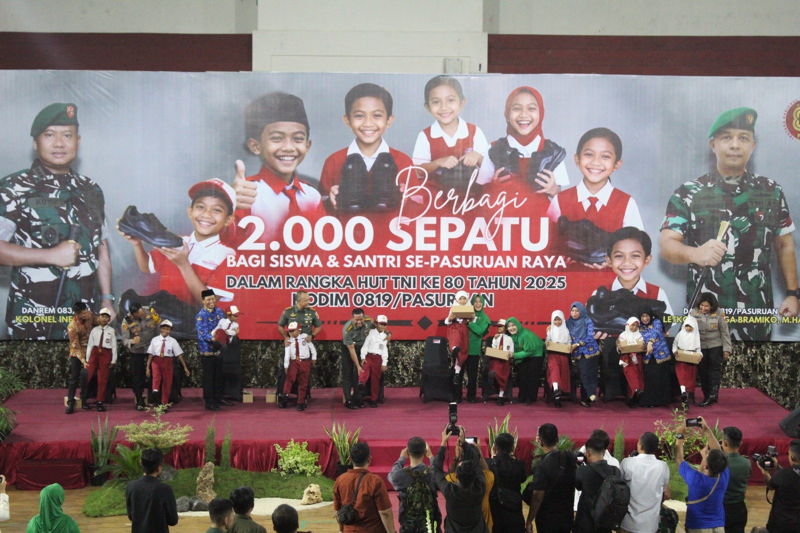 Peringati HUT TNI ke-80, Kodim 0819/Pasuruan Bagikan 2.000 Pasang Sepatu untuk Pelajar se-Pasuruan Raya.