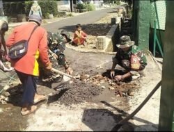 Babinsa dan Guru SDN 1 Kertosari Gotong Royong Perbaiki Jalan Menuju Sekolah demi Keselamatan Siswa