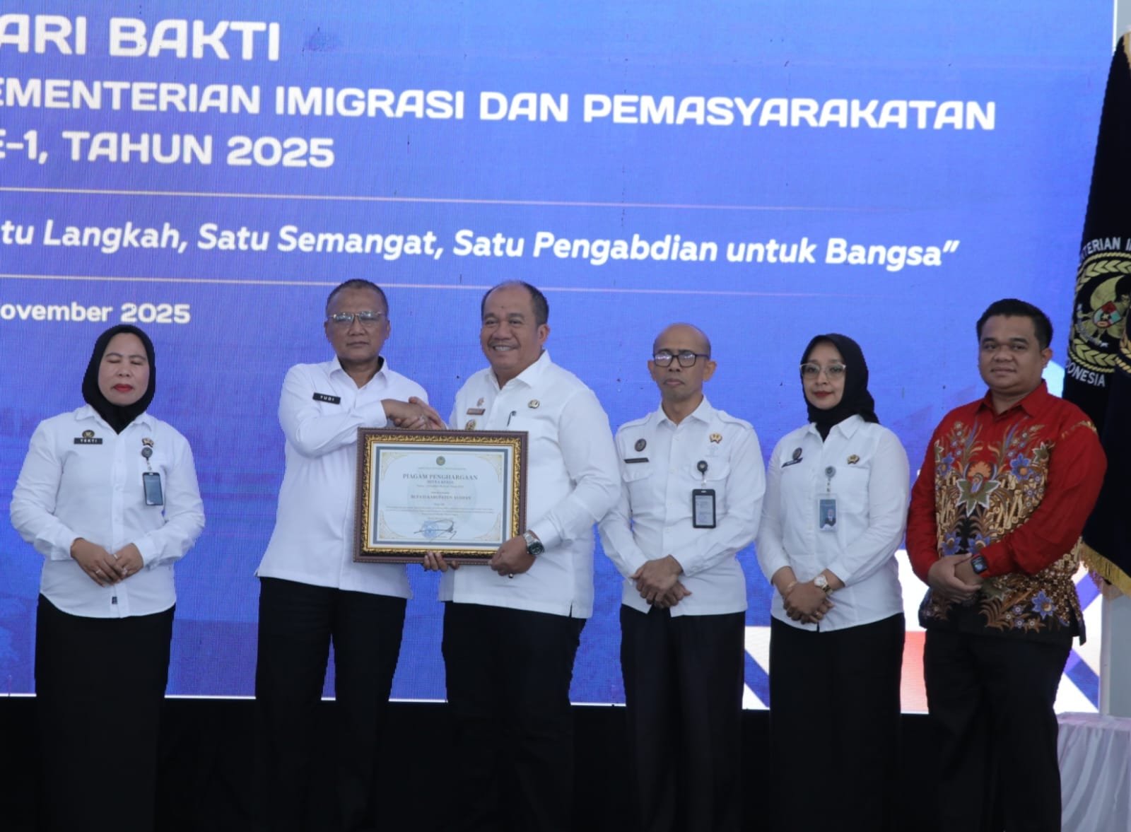 Direktorat Jenderal Imigrasi juga menyerahkan Piagam Penghargaan Mitra Kerja kepada Bupati Asahan, Taufik Zainal Abidin, S.Sos., M.Si.